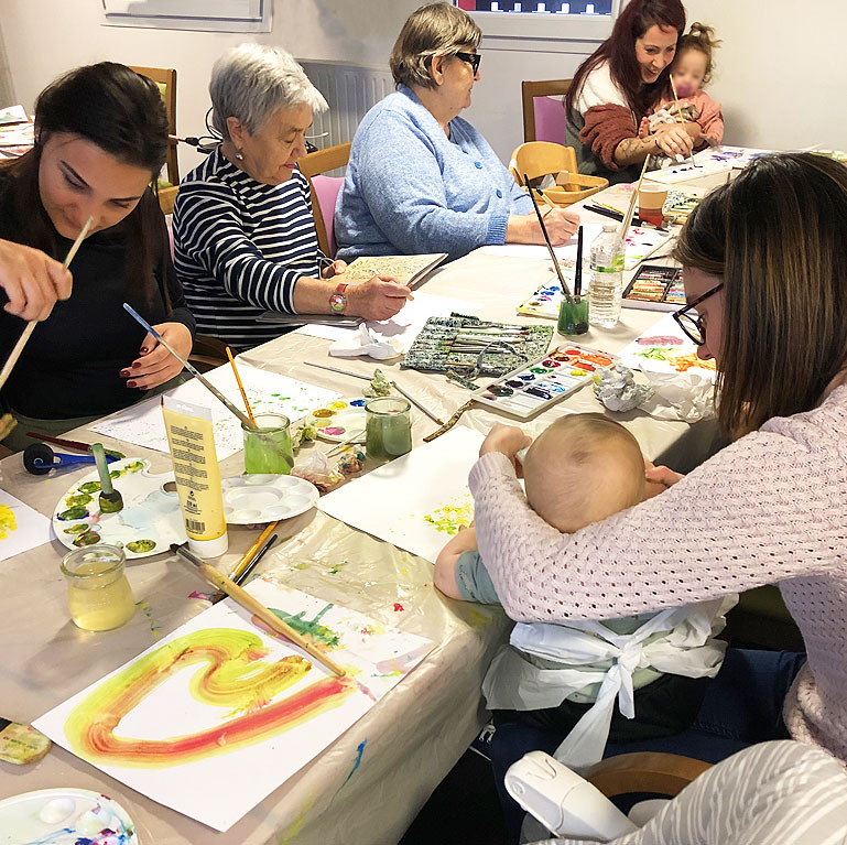 Atelier transgénérationnel au sein de la Croix Rouge à Nantes animé par les artistes de Bonart